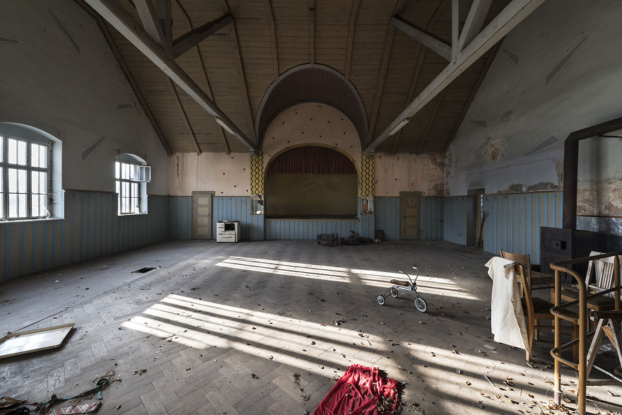 I Photograph Abandoned And Forgotten Ballroom In Germany