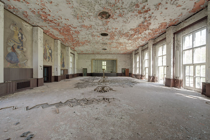 I Photograph Abandoned And Forgotten Ballroom In Germany
