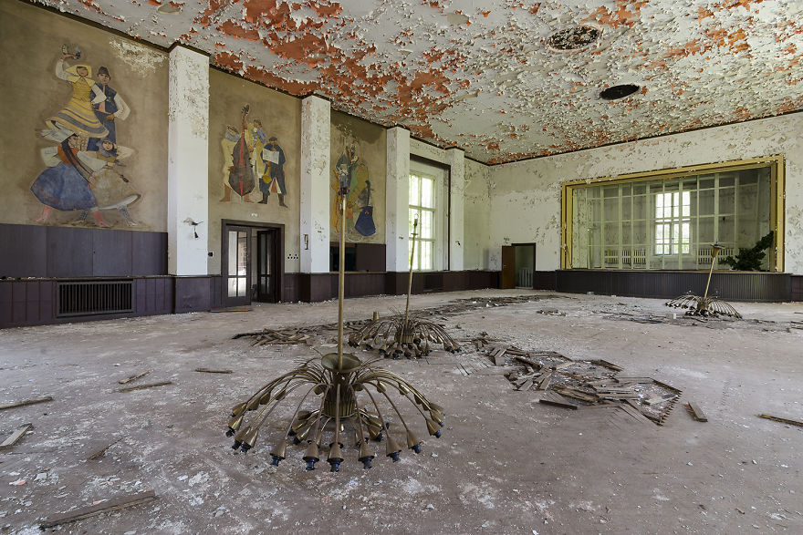 I Photograph Abandoned And Forgotten Ballroom In Germany