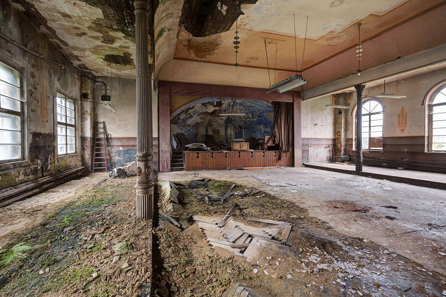 I Photograph Abandoned And Forgotten Ballroom In Germany