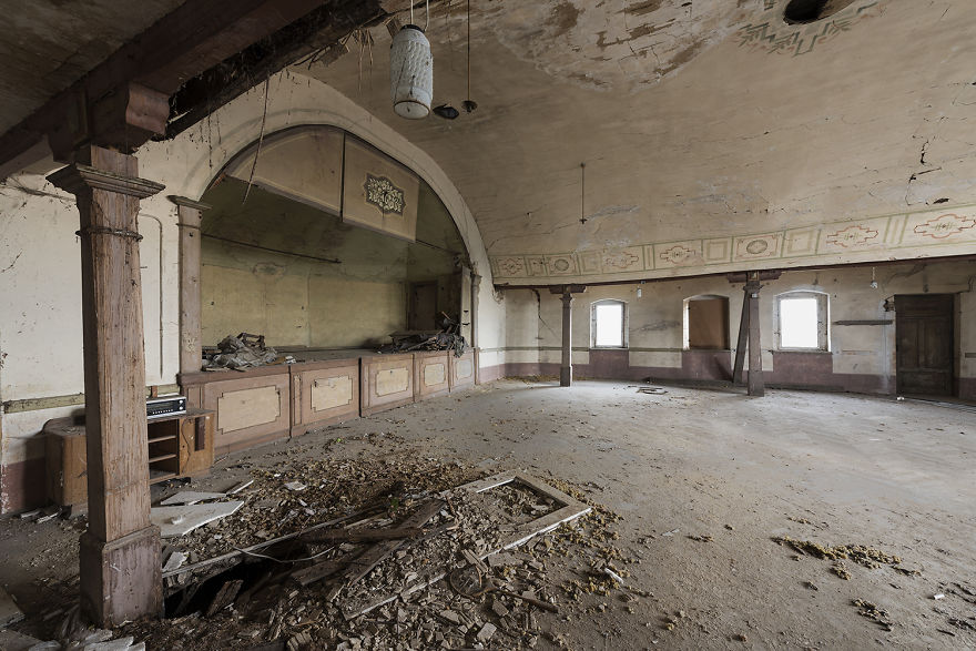 I Photograph Abandoned And Forgotten Ballroom In Germany