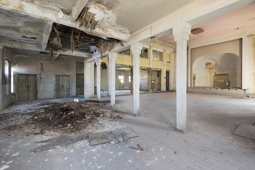 I Photograph Abandoned And Forgotten Ballroom In Germany
