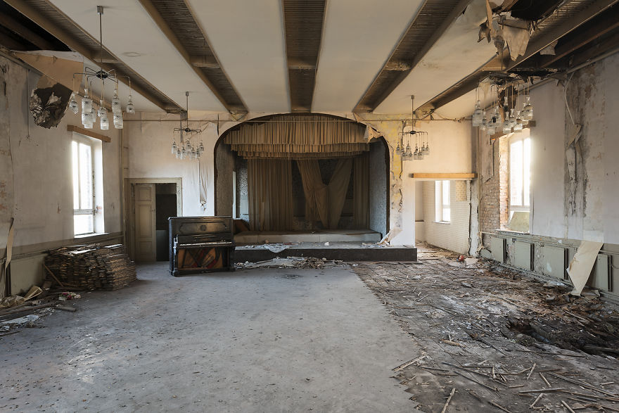 I Photograph Abandoned And Forgotten Ballroom In Germany