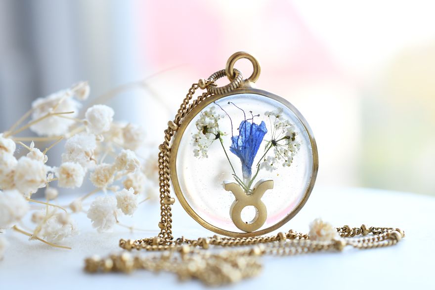 I Preserve Flowers In Resin