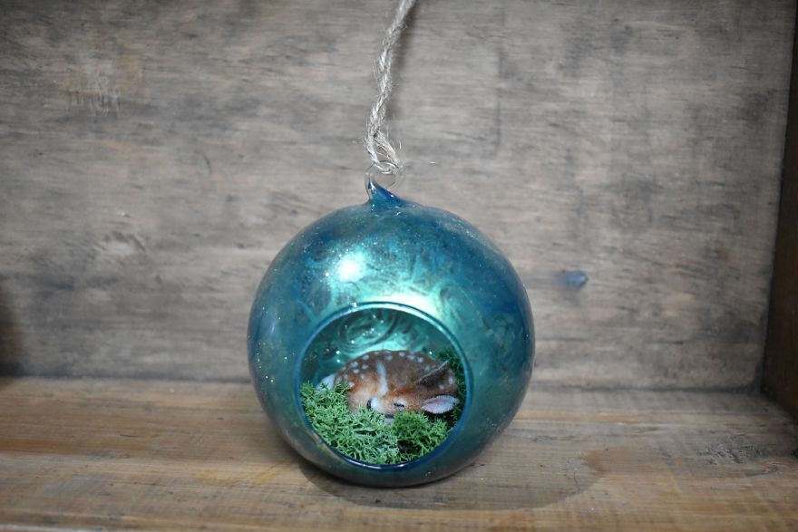 I Transform Ordinary Glass Baubles By Needle Felting Tiny Animal Scenes Into Them