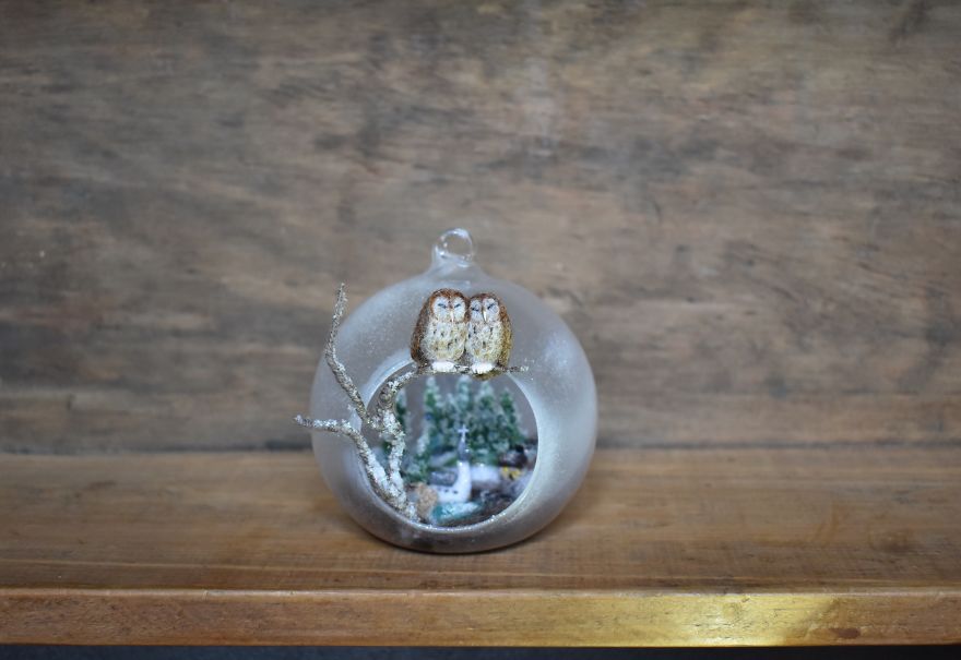I Transform Ordinary Glass Baubles By Needle Felting Tiny Animal Scenes Into Them