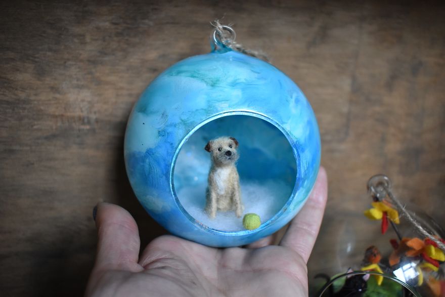 I Transform Ordinary Glass Baubles By Needle Felting Tiny Animal Scenes Into Them