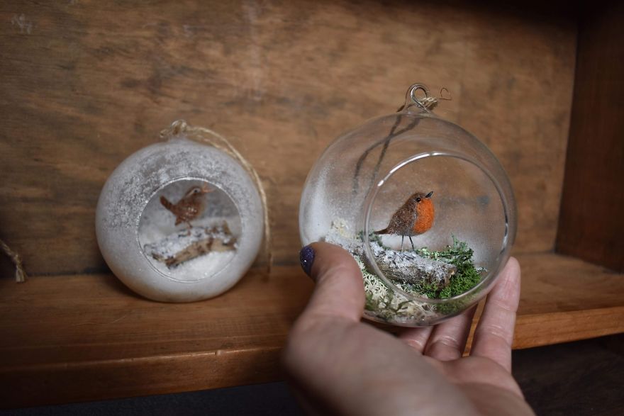 I Transform Ordinary Glass Baubles By Needle Felting Tiny Animal Scenes Into Them