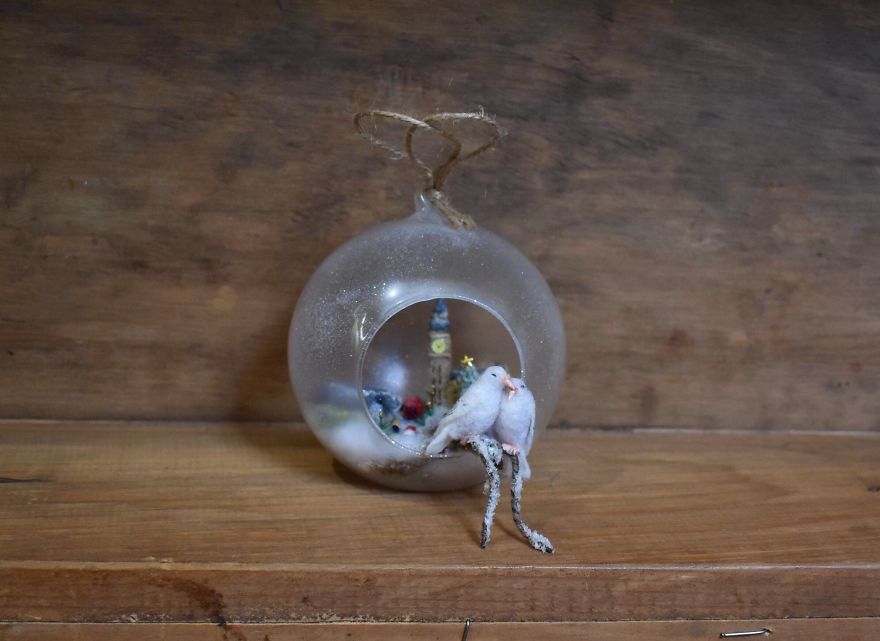 I Transform Ordinary Glass Baubles By Needle Felting Tiny Animal Scenes Into Them