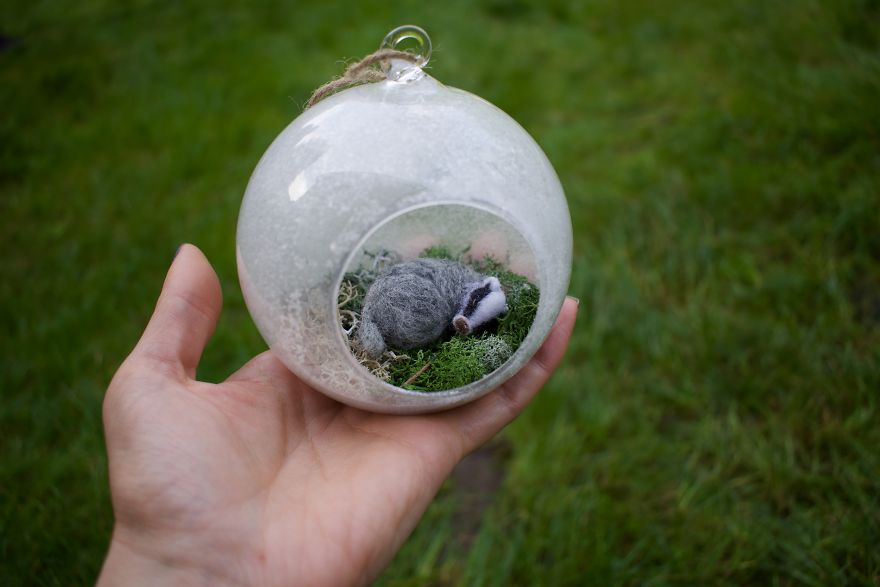 I Transform Ordinary Glass Baubles By Needle Felting Tiny Animal Scenes Into Them