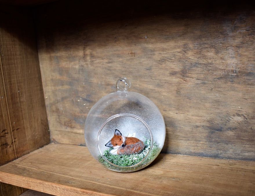 I Transform Ordinary Glass Baubles By Needle Felting Tiny Animal Scenes Into Them