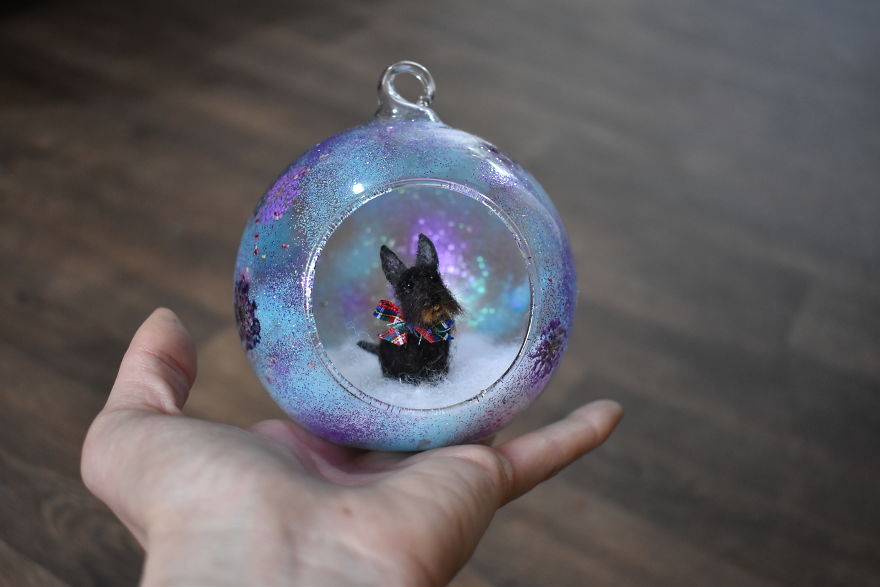 I Transform Ordinary Glass Baubles By Needle Felting Tiny Animal Scenes Into Them