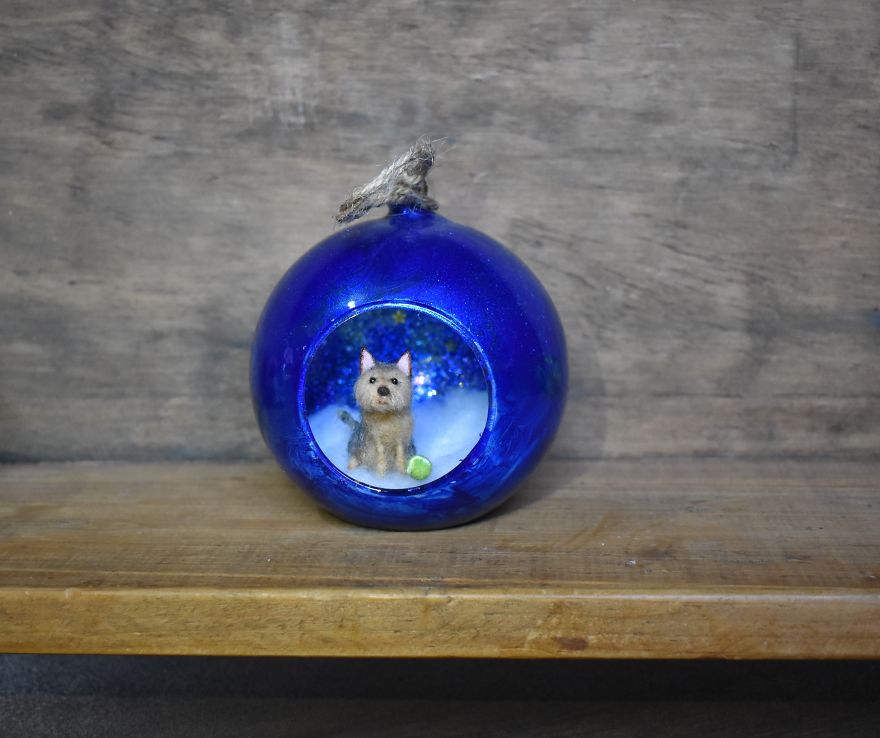 I Transform Ordinary Glass Baubles By Needle Felting Tiny Animal Scenes Into Them