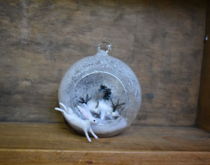 I Transform Ordinary Glass Baubles By Needle Felting Tiny Animal Scenes Into Them