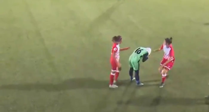 This Football Player’s Hijab Slipped Off So The Opposing Team Came To The Rescue This Football Player’s Hijab Slipped Off So The Opposing Team Came To The Rescue