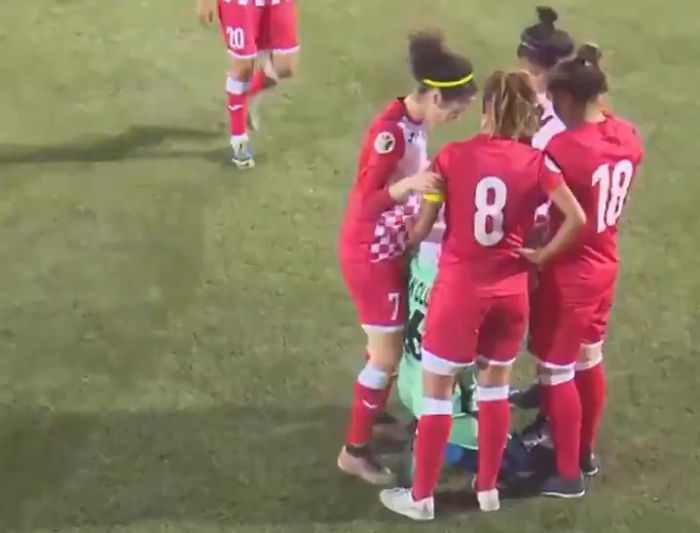 This Football Player’s Hijab Slipped Off So The Opposing Team Came To The Rescue This Football Player’s Hijab Slipped Off So The Opposing Team Came To The Rescue