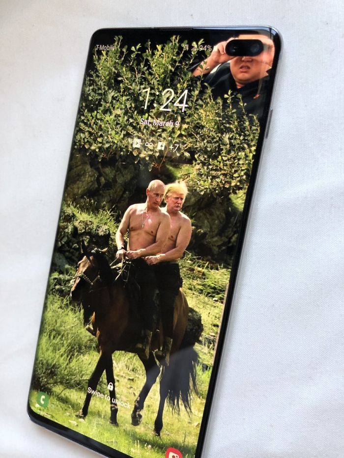 Someone Spots That Arnold Schwarzenegger Has The Funniest iPhone Case Someone Spots That Arnold Schwarzenegger Has The Funniest iPhone Case