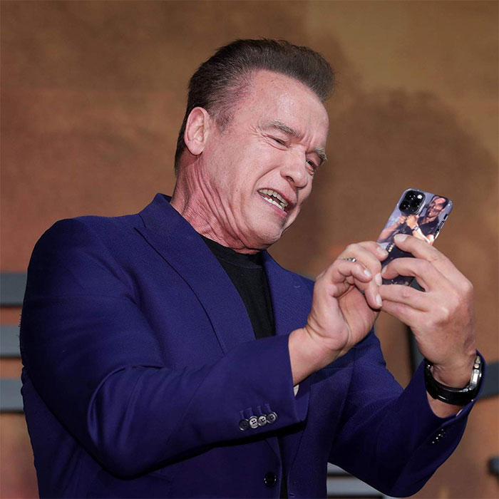 Someone Spots That Arnold Schwarzenegger Has The Funniest iPhone Case Someone Spots That Arnold Schwarzenegger Has The Funniest iPhone Case