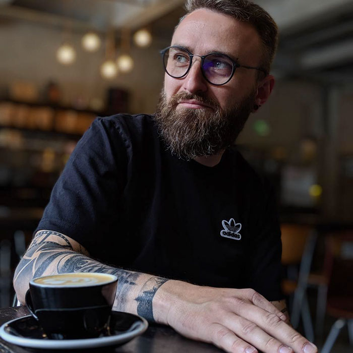 8 People Get Photographed Before And After Seeing Their Loved One, And It Reveals How True Love Looks 8 People Get Photographed Before And After Seeing Their Loved One, And It Reveals How True Love Looks