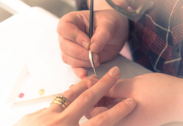 Woman Surprised To See Her Manicurist Shopping After She Said She's Fully Booked, Confronts Her And Gets Roasted Woman Surprised To See Her Manicurist Shopping After She Said She's Fully Booked, Confronts Her And Gets Roasted
