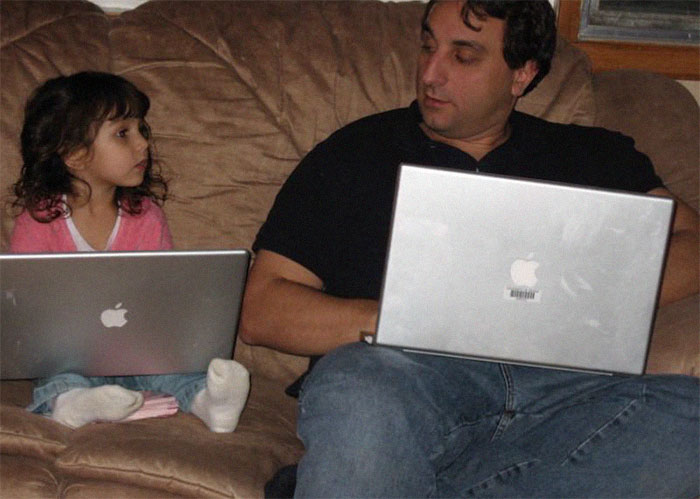 Dad Takes Photos Of Himself And His Daughter Sitting On The Couch Since 2007, He Looks Better In Each One Dad Takes Photos Of Himself And His Daughter Sitting On The Couch Since 2007, He Looks Better In Each One