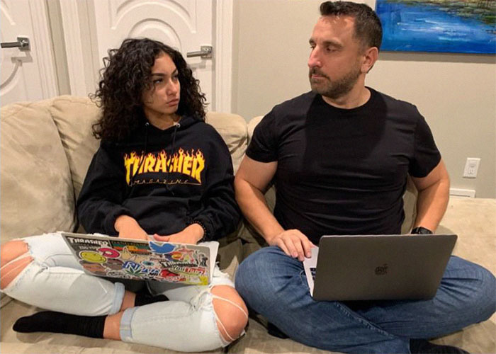 Dad Takes Photos Of Himself And His Daughter Sitting On The Couch Since 2007, He Looks Better In Each One Dad Takes Photos Of Himself And His Daughter Sitting On The Couch Since 2007, He Looks Better In Each One