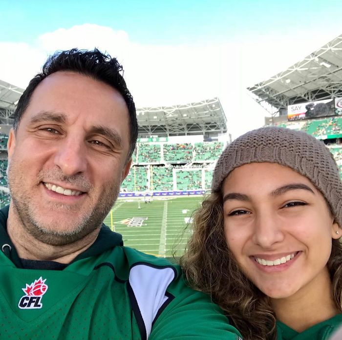 Dad Takes Photos Of Himself And His Daughter Sitting On The Couch Since 2007, He Looks Better In Each One Dad Takes Photos Of Himself And His Daughter Sitting On The Couch Since 2007, He Looks Better In Each One