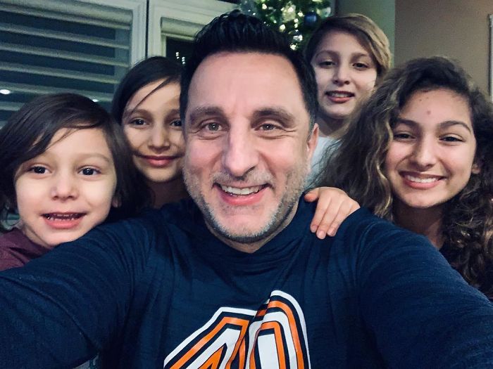 Dad Takes Photos Of Himself And His Daughter Sitting On The Couch Since 2007, He Looks Better In Each One Dad Takes Photos Of Himself And His Daughter Sitting On The Couch Since 2007, He Looks Better In Each One