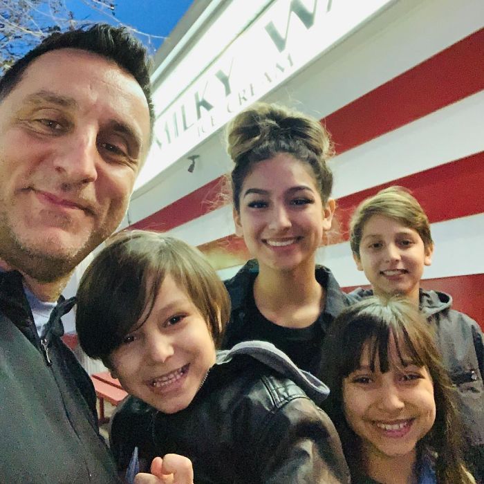 Dad Takes Photos Of Himself And His Daughter Sitting On The Couch Since 2007, He Looks Better In Each One Dad Takes Photos Of Himself And His Daughter Sitting On The Couch Since 2007, He Looks Better In Each One