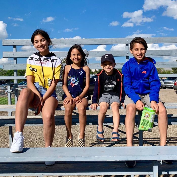 Dad Takes Photos Of Himself And His Daughter Sitting On The Couch Since 2007, He Looks Better In Each One Dad Takes Photos Of Himself And His Daughter Sitting On The Couch Since 2007, He Looks Better In Each One
