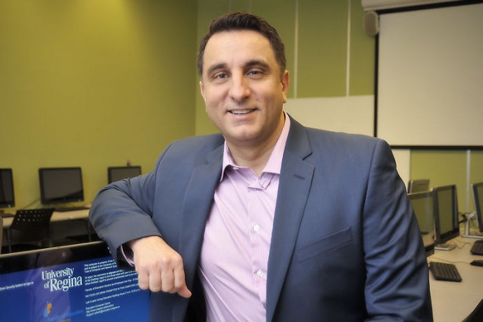 Dad Takes Photos Of Himself And His Daughter Sitting On The Couch Since 2007, He Looks Better In Each One Dad Takes Photos Of Himself And His Daughter Sitting On The Couch Since 2007, He Looks Better In Each One