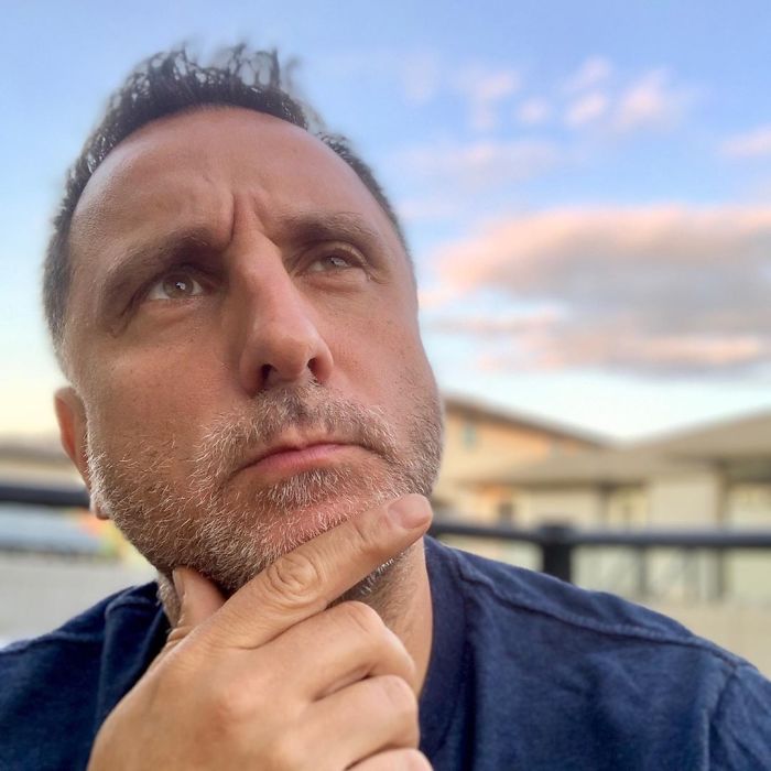 Dad Takes Photos Of Himself And His Daughter Sitting On The Couch Since 2007, He Looks Better In Each One Dad Takes Photos Of Himself And His Daughter Sitting On The Couch Since 2007, He Looks Better In Each One