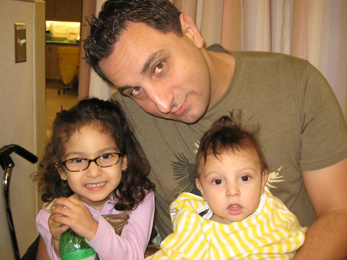 Dad Takes Photos Of Himself And His Daughter Sitting On The Couch Since 2007, He Looks Better In Each One Dad Takes Photos Of Himself And His Daughter Sitting On The Couch Since 2007, He Looks Better In Each One