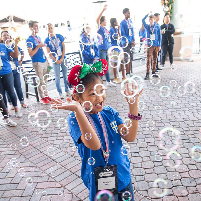 This Man Took Over 1,000 Children Of Fallen Soldiers To Disneyland Free Of Charge