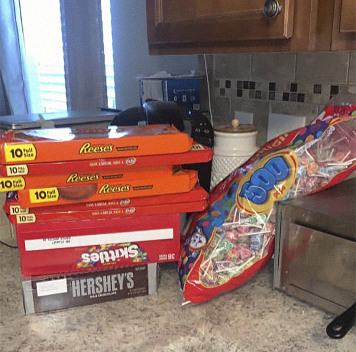 Woman Says She's Gonna 'Break The Law' And Give Candy To Kids On Halloween In A Powerful Post