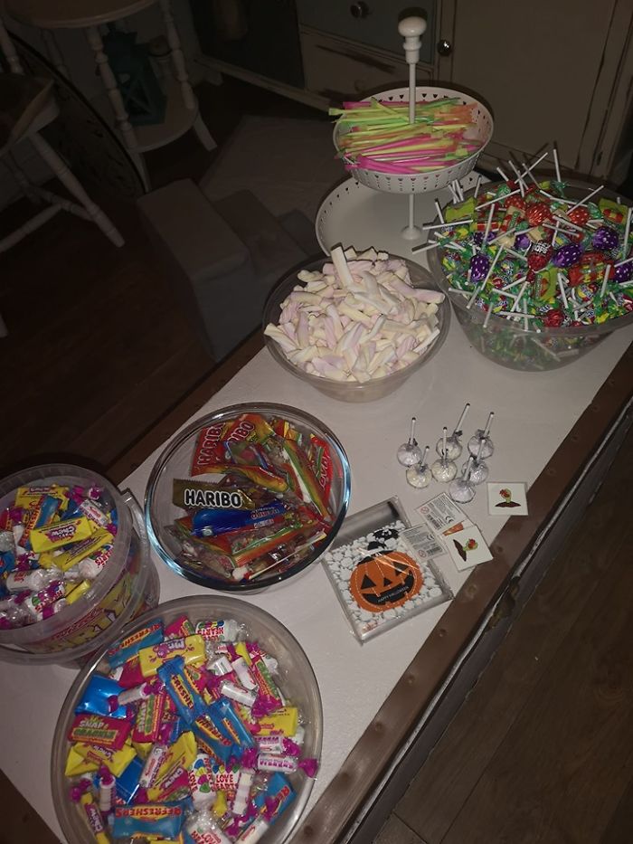 Woman Says She's Gonna 'Break The Law' And Give Candy To Kids On Halloween In A Powerful Post