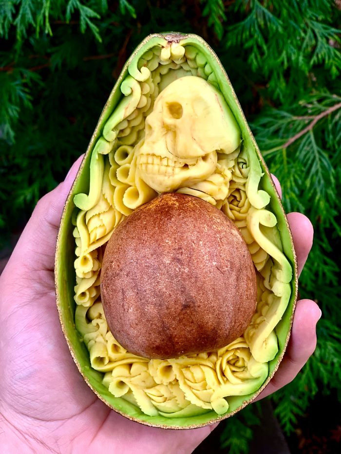 I’ve Decorated A Halloween House In New York City With One Of My Avoart! Happy Havoween 🥑