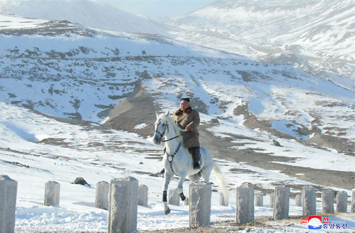 People Are Laughing At How Cute Kim Jong-Un's Legs Look In His Latest Supposed-To-Be-Epic Photo Shoot People Are Laughing At How Cute Kim Jong-Un's Legs Look In His Latest Supposed-To-Be-Epic Photo Shoot