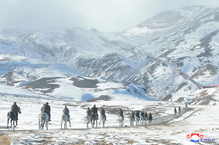 People Are Laughing At How Cute Kim Jong-Un's Legs Look In His Latest Supposed-To-Be-Epic Photo Shoot People Are Laughing At How Cute Kim Jong-Un's Legs Look In His Latest Supposed-To-Be-Epic Photo Shoot