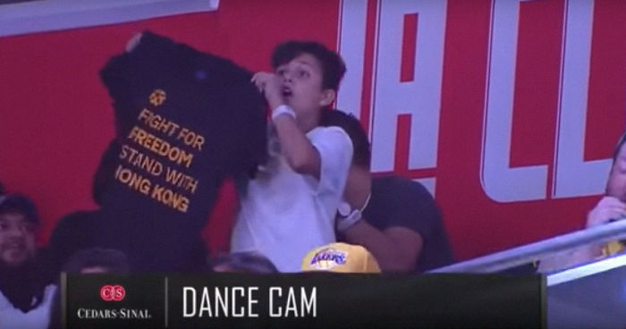 Camera Man Panics When A Genius Kid Shows A Pro-Hong Kong Message On NBA Dance Cam Camera Man Panics When A Genius Kid Shows A Pro-Hong Kong Message On NBA Dance Cam