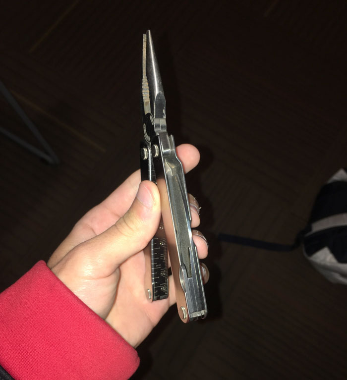 Guy Tries Selling His Grandfather's Tools To Pay For Mom's Cancer Treatment, People Don't Let Him Guy Tries Selling His Grandfather's Tools To Pay For Mom's Cancer Treatment, People Don't Let Him