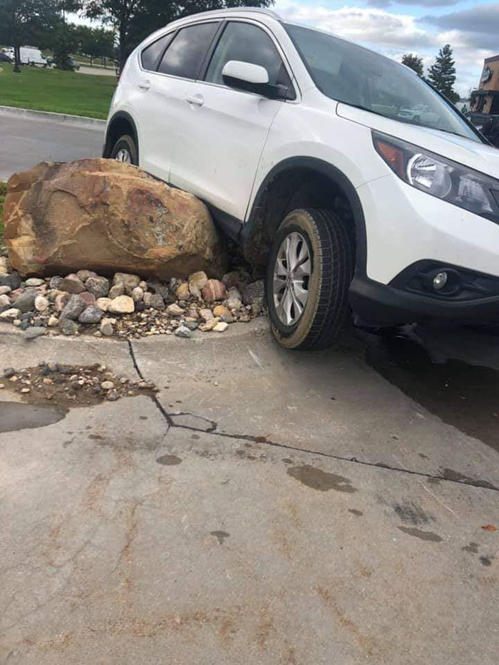 Someone Put Down A Huge Stone To Stop Curb Jumpers And Capture The Fools That Ignore It Someone Put Down A Huge Stone To Stop Curb Jumpers And Capture The Fools That Ignore It