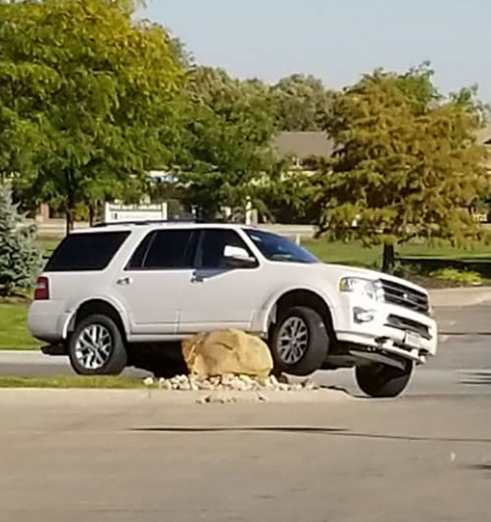 Someone Put Down A Huge Stone To Stop Curb Jumpers And Capture The Fools That Ignore It Someone Put Down A Huge Stone To Stop Curb Jumpers And Capture The Fools That Ignore It