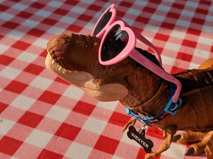 Mom Didn't Let Her Kid Buy A T-Rex Because It's 'Too Violent', They Buy One When They Grow Up And The Pics Are Hilarious