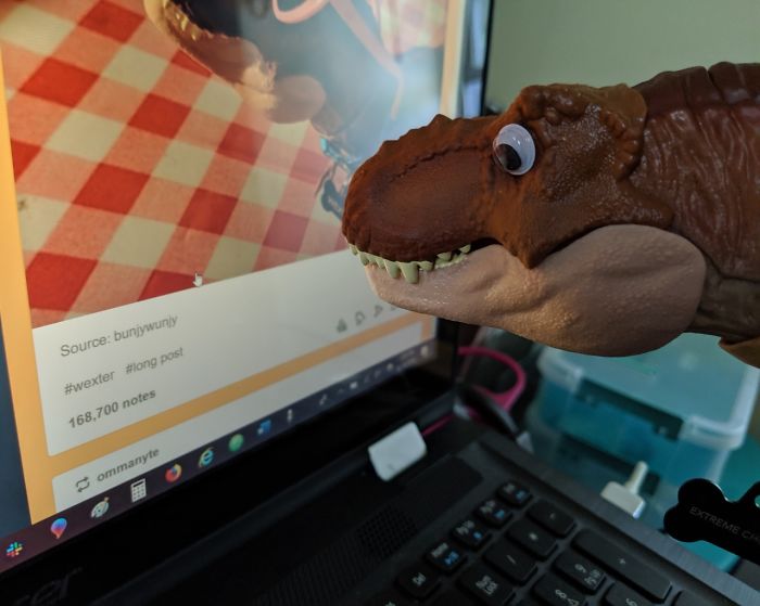 Mom Didn't Let Her Kid Buy A T-Rex Because It's 'Too Violent', They Buy One When They Grow Up And The Pics Are Hilarious