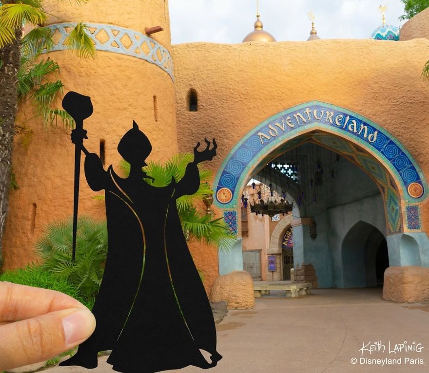 I Hold Up Paper At Disney Parks!