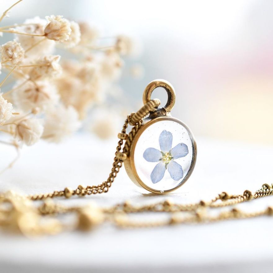 I Preserve Flowers In Resin