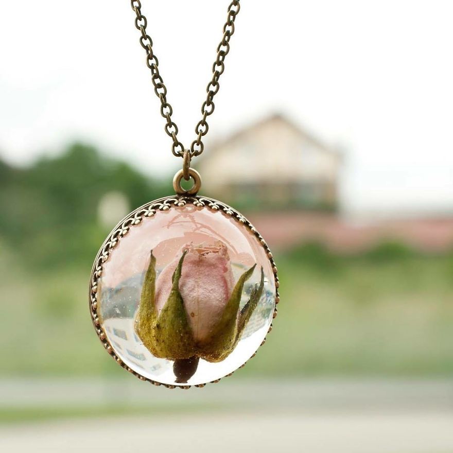 I Preserve Flowers In Resin