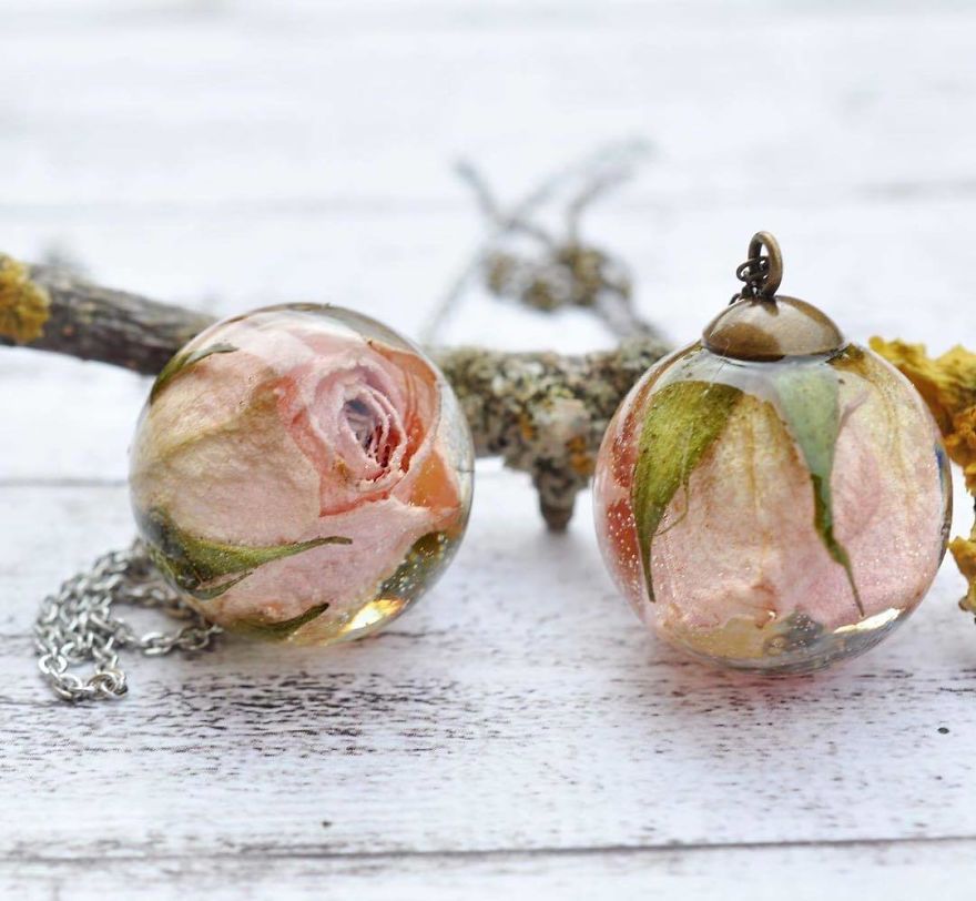 I Preserve Flowers In Resin