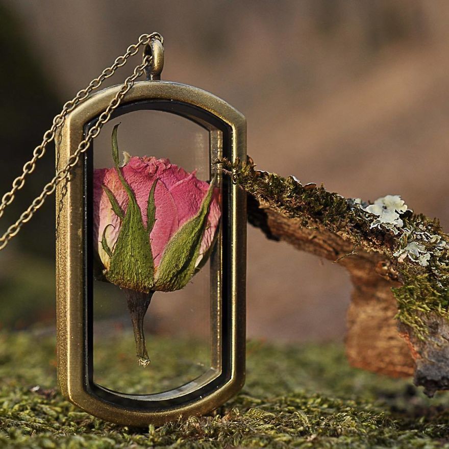 I Preserve Flowers In Resin
